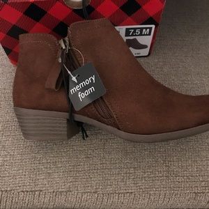 AZ Galen. 7.5 Chestnut Booties. Brand new